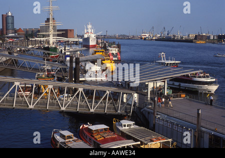 Traghetti presso i pontili di St Pauli, Amburgo, Germania Foto Stock