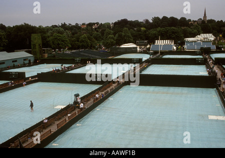 Le fermate della pioggia giocano a Wimbledon tennis Londra SW19 Inghilterra 1980 Vista verso il villaggio di Wimbledon e la chiesa di St Marys. 1985 REGNO UNITO HOMER SYKES Foto Stock