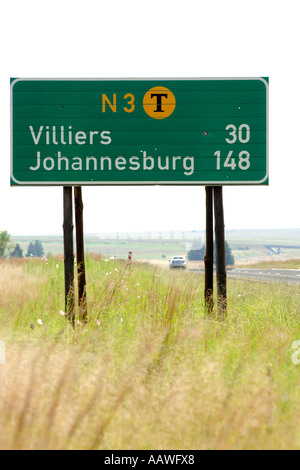 Un cartello stradale che mostra le distanze a Johannesburg e Villiers sulla N3 strada a pedaggio nel sud Africa Gauteng Provincia. Foto Stock