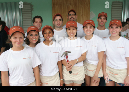 Miami Florida,Liberty City,Habitat for Humanity,volontariato volontariato volontariato servizio comunità volontariato lavoratori del lavoro, lavoro di squadra che lavorano insieme serv Foto Stock