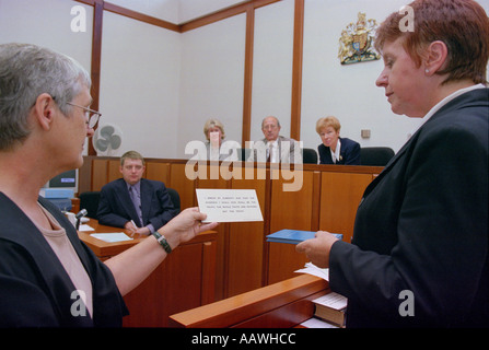Tenendo il giuramento per fornire prove a testimonianza stand al magistrato s court REGNO UNITO Foto Stock