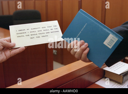 Tenendo il giuramento per fornire prove a testimonianza stand al magistrato s court REGNO UNITO Foto Stock