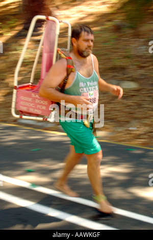 Un uomo che corre il 56-chilometro, 2006 due oceani maratona a piedi nudi per raccogliere fondi per i cani guida per i non vedenti. Foto Stock