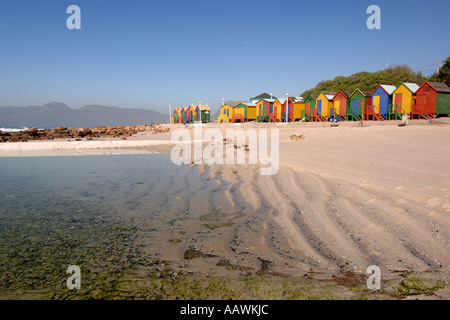 La pittoresca spiaggia di capanne su St James spiaggia lungo Cape Town Oceano Indiano seaboard in Sud Africa. Foto Stock