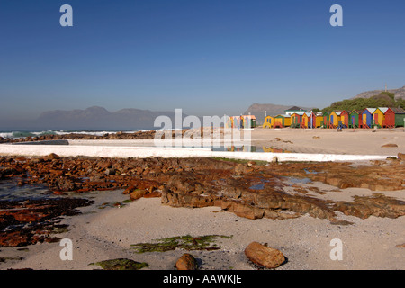 La pittoresca spiaggia di capanne su St James spiaggia lungo Cape Town Oceano Indiano seaboard in Sud Africa. Foto Stock