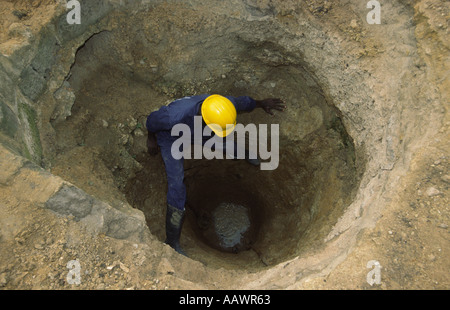 Lo scavo di un pozzo in Ghana Foto Stock