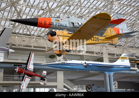 Piper J 3 Cub si blocca nella Grande Galleria di Boeing il Museo del Volo di Seattle, Washington Foto Stock