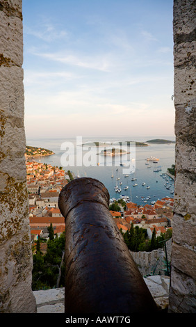 Aspetto di fortezza Spanjola sul porto di Hvar, isola Hvar, Dalmazia, Croazia Foto Stock