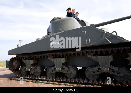 Bambini che giocano sulla parte superiore di un serbatoio, guerra mondiale monumento, westkapelle, Zeeland, Paesi Bassi Foto Stock