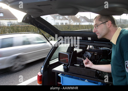 Poliziotto tedesco durante un radar di controllo di velocità con un autovelox, a Coblenza, Renania Palatinato Germania Europa Foto Stock