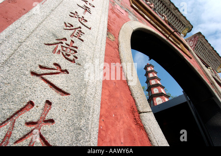 Dettaglio del tempio complesso e piccola pagoda in un tempio ma a Macao Cina 2005 Foto Stock