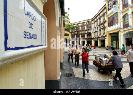 Ceramica elegante strada segno nella piazza principale nel centro di Macao Cina 2005 Foto Stock