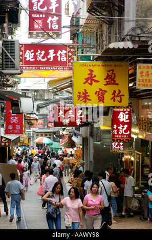 Folle di visitatori e turisti affollano le strade strette di Macao vicino al Leal fare Piazza Senado 2005 Foto Stock