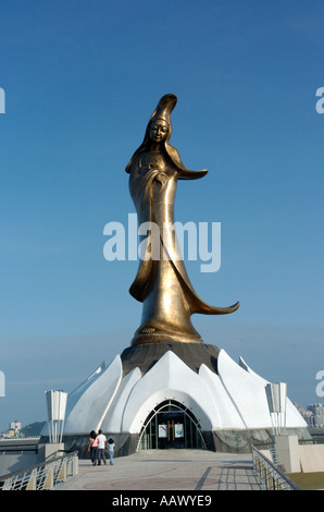 Statua dorata di Kun Lun Dea della Misericordia a Macao Cina 2005 Foto Stock