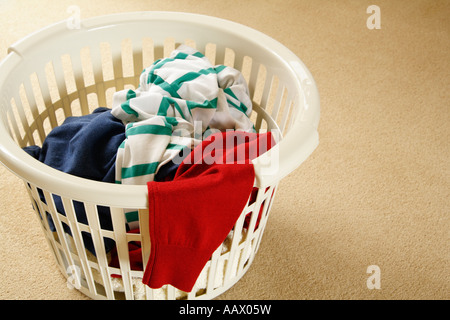 Un cesto per la biancheria mezzo pieno di roba da lavare. Foto Stock