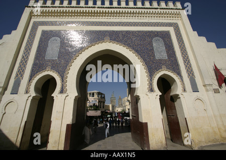 Bab Bou Jeloud, aka Blue Door, porta alla vecchia medina di Fes, Marocco Foto Stock