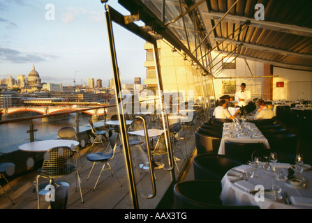 Oxo Tower Ristorante che si affaccia sul Fiume Tamigi e Londra, Inghilterra Foto Stock