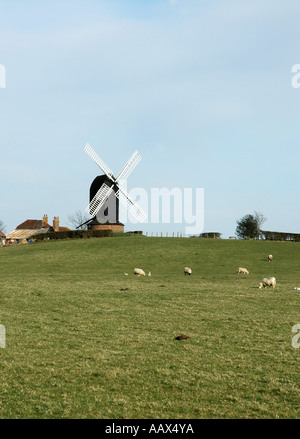 Il mulino e la campagna in Rolvenden Kent England Foto Stock