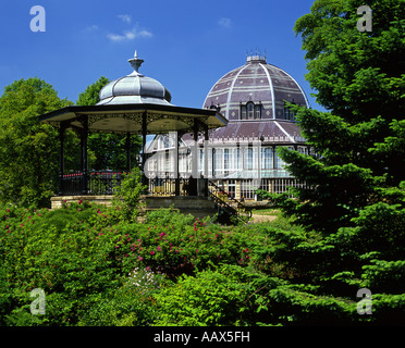 Il palco per spettacoli e Ottagono, al Pavilion Gardens, Buxton, Derbyshire, Peak District, England, Regno Unito Foto Stock