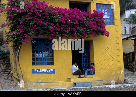 Casa Gialla in un villaggio sulle rive del lago Atitlan Guatemala Foto Stock