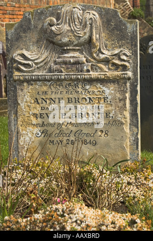 Tomba di Anne Bronte sorella di Charlott a Saint Marie Chiesa Parrocchiale Scarborough North Yorkshire Inghilterra Foto Stock