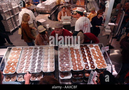 Grande apertura di ciambelle Krispy Kreme Foto Stock