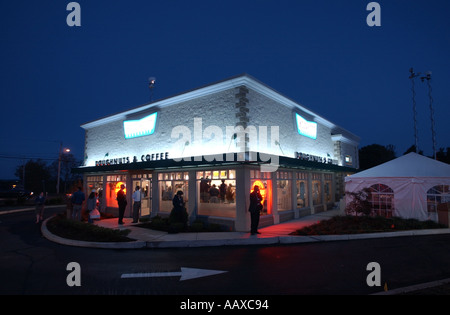 Ciambelle Krispy Kreme catena con il marchio red sign ora servire ciambelle calde Foto Stock