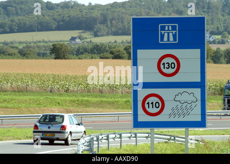 Autostrada francese segnale di limite di velocità 130 km quando asciutto 100km in caso di pioggia Foto Stock