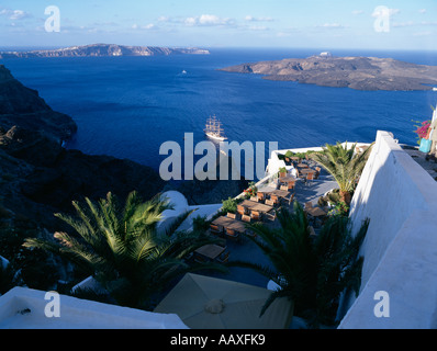 Tall Ship ancorato nel porto di Fira sull'isola greca di Santorini Grecia Foto Stock