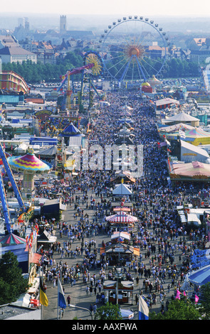 L'Oktoberfest giostre e la folla a Monaco di Baviera Foto Stock