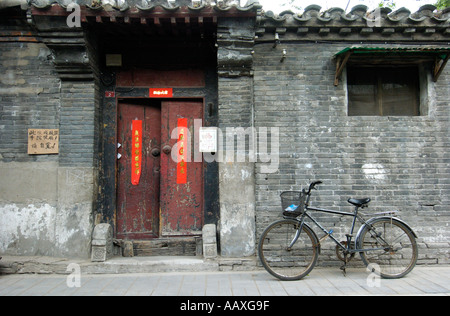 Porta di una vecchia casa cortile in un hutong di Pechino o corsia in Cina 2005 Foto Stock