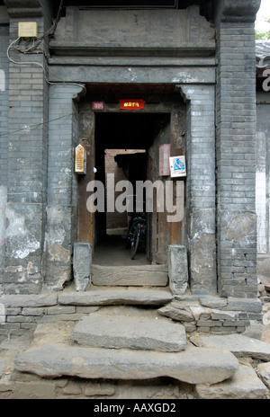 Una vecchia porta ad una tradizionale casa cortile in un hutong di Pechino Cina 2005 Foto Stock