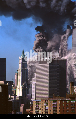 Il world trade center franare su 9/11 2001, nella città di New York STATI UNITI D'AMERICA. Foto Stock