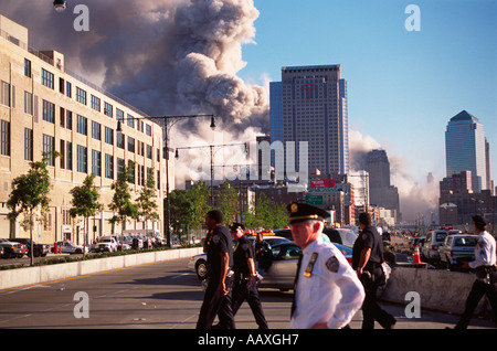 Il crollo del WTC 7 edificio su settembre xi come visto dal lato ovest autostrada a NYC. Foto Stock