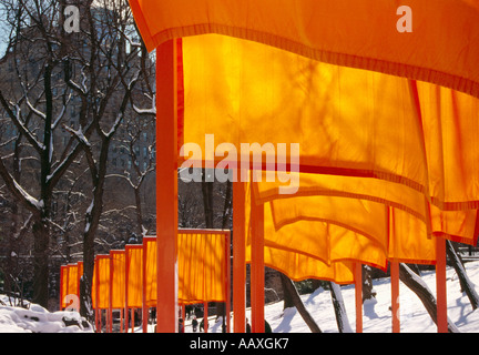 Christo 'gate' presentano presso il Central Park di New York nel wntertime circondato da neve. Foto Stock