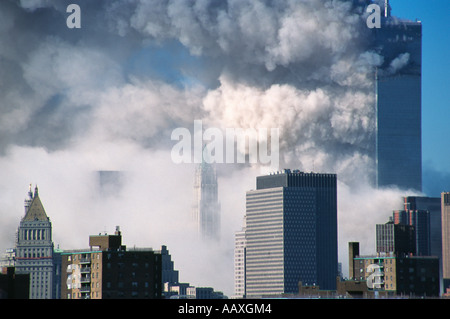World trade center crollo in settembre 11th, 2001. La torre sud (WT2) sta crollando con la torre nord (WTC1) dietro di NYC Foto Stock