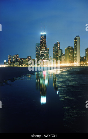 Paesaggio urbano del centro cittadino di Chicago business district con la Sears Tower in notturna sul Lago Michigan shore in Illinois Foto Stock