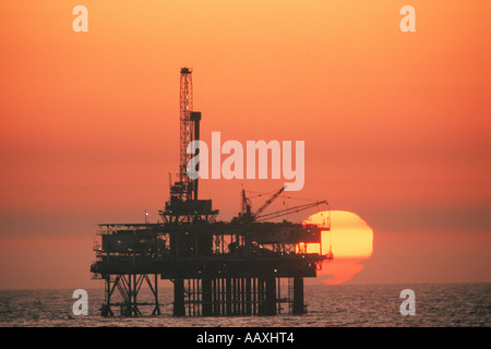 Offshore Oil Rig stagliano dal tramonto a Huntington Beach in California Foto Stock