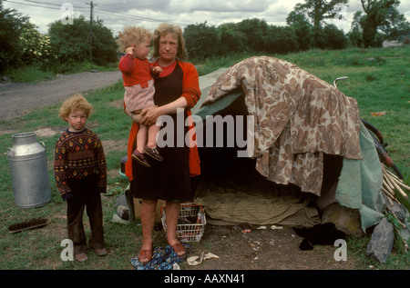 Viaggiatori irlandesi Gipsy Camp famiglia figli madre con figli di bender dormire loro campeggio, West Coast Irlanda del Sud Eire anni 70 HOMER SY Foto Stock