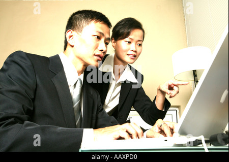 Maschio e femmina nel lavoro di ufficio su Laptop Foto Stock
