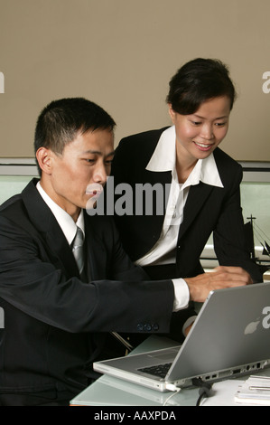 Maschio e femmina per discutere su Laptop Foto Stock