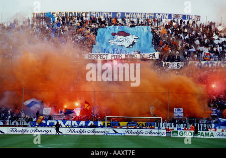 Olymique Marsiglia sostenitori lasciate fuori razzi di segnalazione prima di una partita contro il Monaco allo Stade Velodrome, Francia. Foto Stock