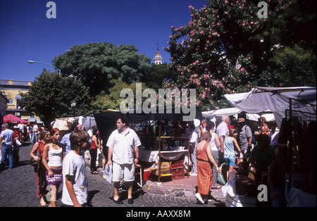 I turisti shopping nel mercatino di antiquariato in Plaza Dorrego, San Telmo, Buenos Aires, Argentina Foto Stock