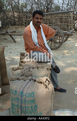 L'agricoltore indiano seduto sul pranzo frumento gunny sacchetti in villaggio quartiere Mahangwa Narsinghpur Madhya Pradesh India - ANA 99972 Foto Stock