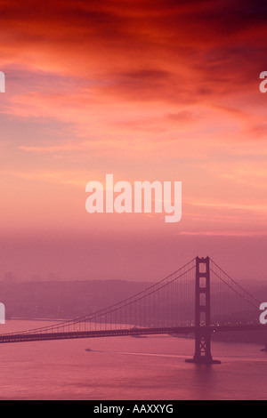 Golden Gate Bridge South Tower in golden sky a sunrise di San Francisco in California in verticale Foto Stock