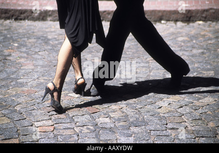 Primo piano di gambe di tango di coppia danzante su una strada acciottolata, San Telmo, Buenos Aires, Argentina Foto Stock