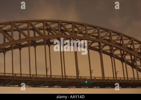 Vista notturna di Hell Gate Bridge Foto Stock