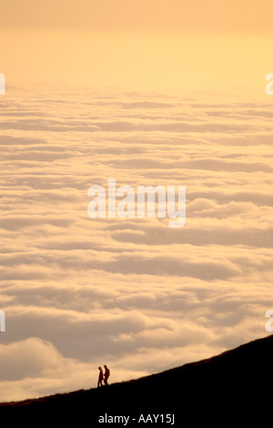 Matura in silhouette camminando lungo la collina sopra le nuvole sul Monte Tamalpais nel paese di Marin in California Foto Stock