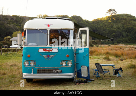 Camper autobus parcheggiato fino per la notte la libertà parcheggio Foto Stock