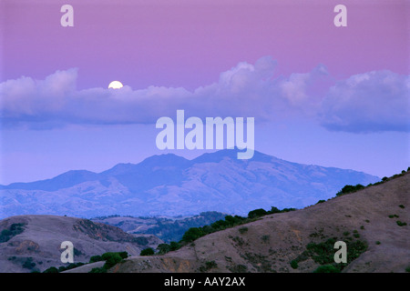 Full Moon Rising al Tramonto sul Monte di Diablo da Orinda orizzontale della California Foto Stock
